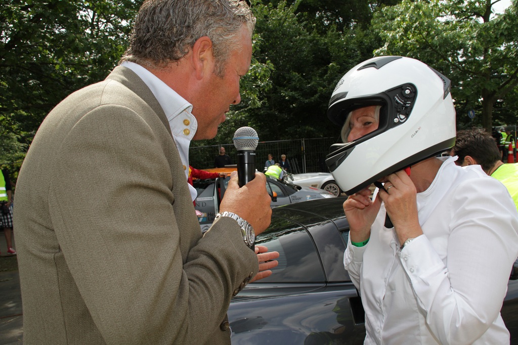 Mads Christensen var en fantastisk kommentator om søndagen og fik fat i Hanne A. Meyer, lige efter hun havde fået en 'high speed' tur i en Chevrolet Corvette ZR1.
(Foto: Motorsporten.dk)